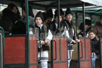 Sărbătoare: Suceava, invadată de Moși Crăciun și Crăciunițe