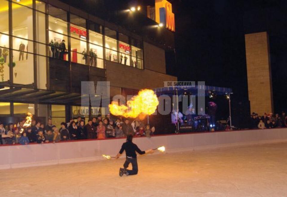 Distracție: Foc și gheață, la inaugurarea celui mai modern patinoar din Suceava Distracție: Foc și gheață, la inaugurarea celui mai modern patinoar din Suceava