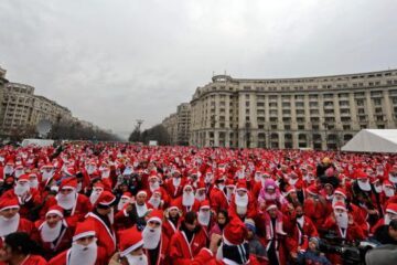 Aproximativ 4.000 de persoane costumate în Mos Craciun au mărșăluit ieri în București. Foto: RAZVAN CHIRITA / MEDIAFAX