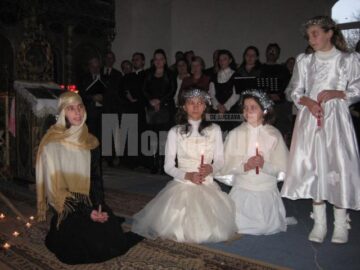 La colindat: Seară magică în Biserica „Pogorârea Sfântului Duh”, din Bogdănești