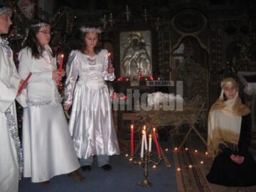 La colindat: Seară magică în Biserica „Pogorârea Sfântului Duh”, din Bogdănești