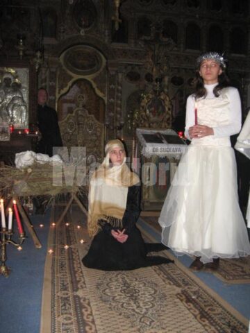 La colindat: Seară magică în Biserica „Pogorârea Sfântului Duh”, din Bogdănești