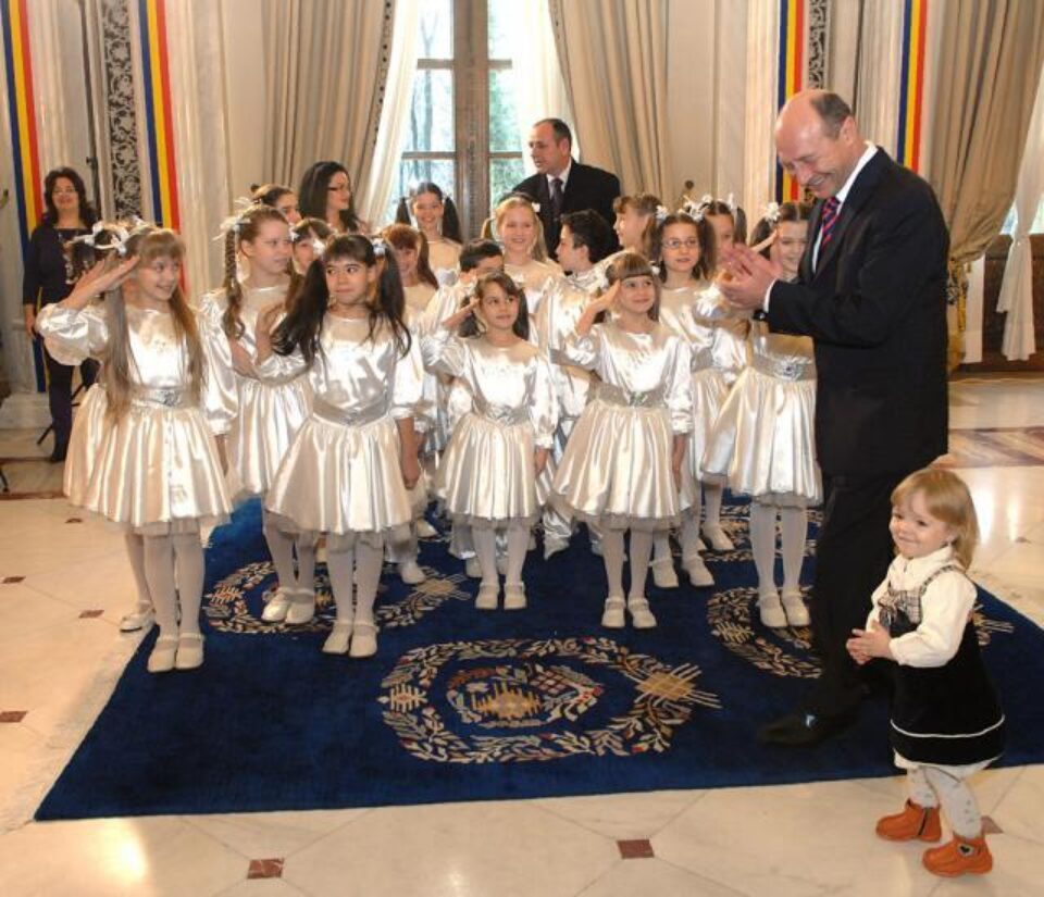 Președintele Traian Băsescu a primit ieri câteva grupuri de copii care l-au colindat de sărbători. Foto: Sorin LUPȘA