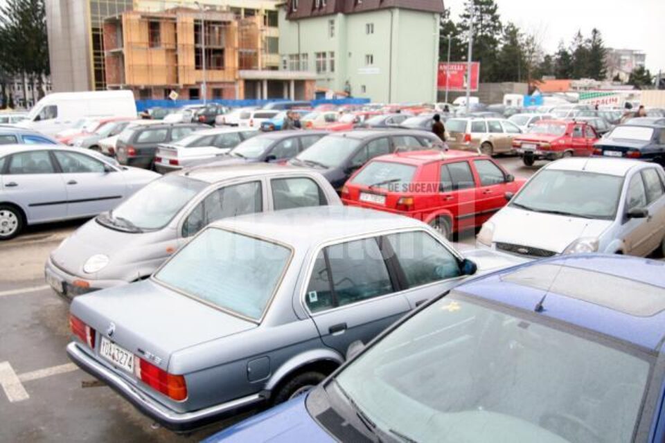 Parcarea de la Kaufland, plină de la primele ore ale dimineții