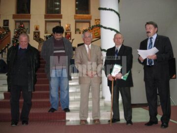 Vicepreședintele CJ Vasile Ilie oferă diplomele și premiile venerabililor poeți Dumitru Oniga și Vasile Pânzariu
