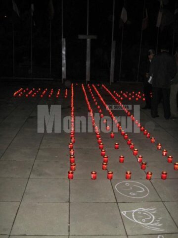 Crucea din lumânări aprinse
