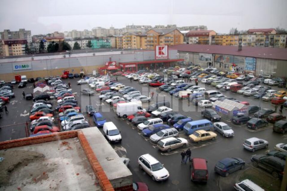Parcarea de la Kaufland, plină de la primele ore ale dimineții