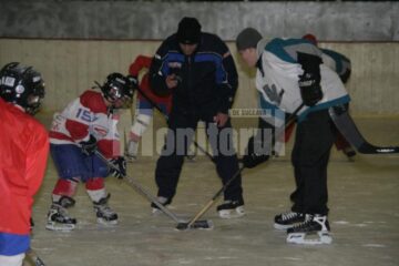 Diferență de gabarit pe gheața Patinoarului din Suceava