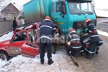 În urma impactului, partea din spate a Daciei a fost distrusă în totalitate