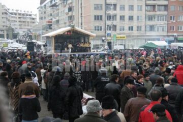 Datini și obiceiuri: Tradițiile din Bucovina au adunat mii de suceveni în centrul orașului