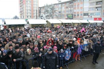 Datini și obiceiuri: Tradițiile din Bucovina au adunat mii de suceveni în centrul orașului