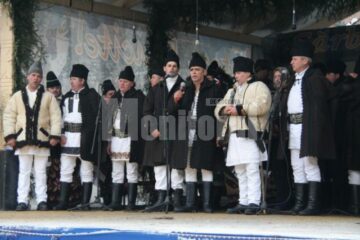 Datini și obiceiuri: Tradițiile din Bucovina au adunat mii de suceveni în centrul orașului