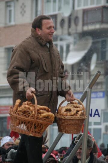 Datini și obiceiuri: Tradițiile din Bucovina au adunat mii de suceveni în centrul orașului