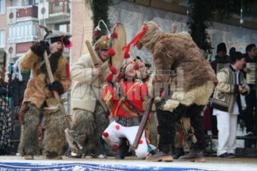 Datini și obiceiuri: Tradițiile din Bucovina au adunat mii de suceveni în centrul orașului