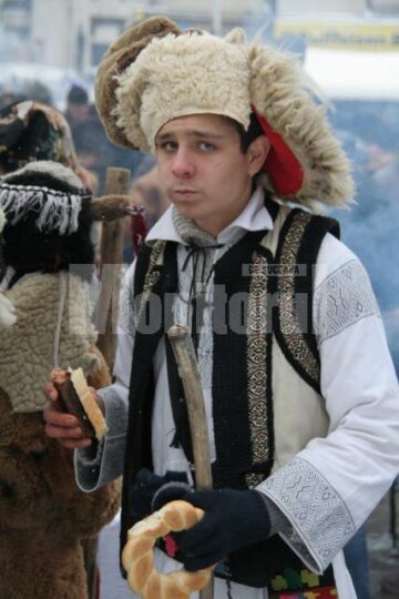 Datini și obiceiuri: Tradițiile din Bucovina au adunat mii de suceveni în centrul orașului