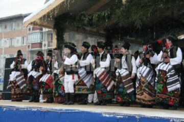 Datini și obiceiuri: Tradițiile din Bucovina au adunat mii de suceveni în centrul orașului