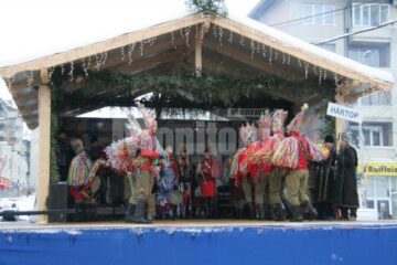 Datini și obiceiuri: Tradițiile din Bucovina au adunat mii de suceveni în centrul orașului