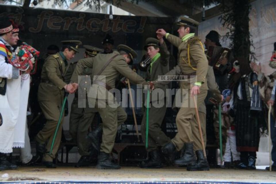 Datini și obiceiuri: Tradițiile din Bucovina au adunat mii de suceveni în centrul orașului Datini și obiceiuri: Tradițiile din Bucovina au adunat mii de suceveni în centrul orașului