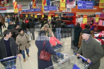 Extindere: Hypermarketul Real, asaltat de cumpărători chiar de la deschidere