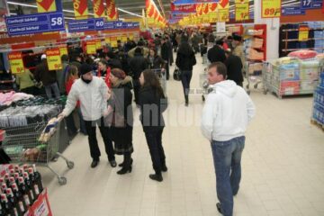 Invazie de cumpărători, chiar de la primele ore ale dimineții