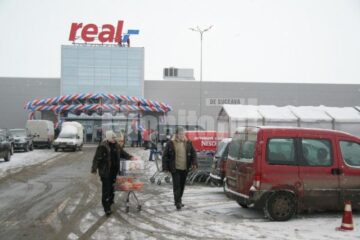 Extindere: Hypermarketul Real, asaltat de cumpărători chiar de la deschidere