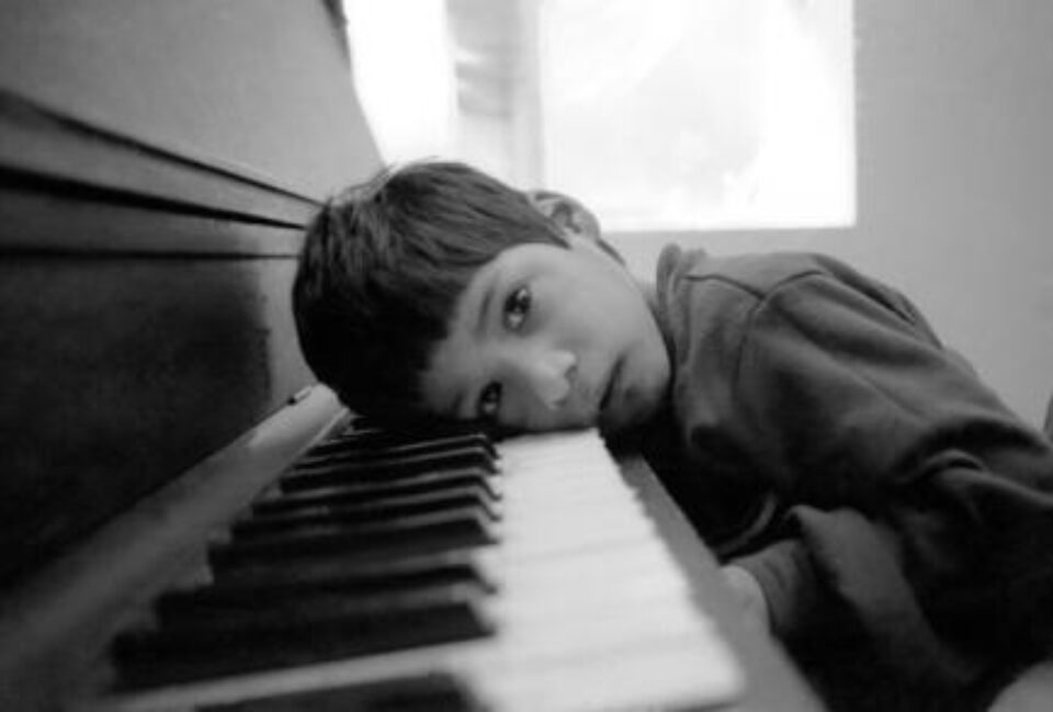 Minorii cu autism par indiferenți și închiși în sine. Foto: ALAMY Minorii cu autism par indiferenți și închiși în sine. Foto: ALAMY