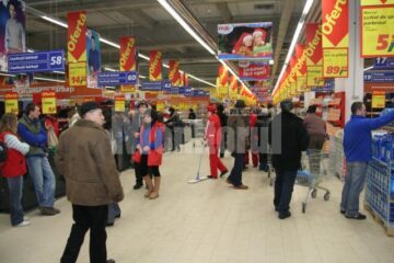 Extindere: Hypermarketul Real, asaltat de cumpărători chiar de la deschidere