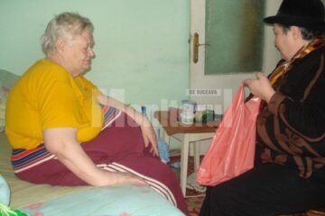 Bătrâni ajutați de Asociația „Lumină Lină”