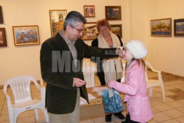 Meșterii populari care au participat la concursul „Bucovina se simte”, premiați de liberalul sucevean Philip Rozopol
