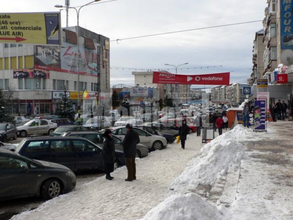 Străzile Fălticeniului au fost, ieri, de-a dreptul gâtuite de numărul mare de autovehicule Străzile Fălticeniului au fost, ieri, de-a dreptul gâtuite de numărul mare de autovehicule