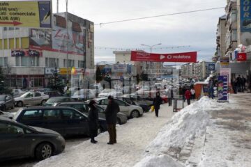 Străzile Fălticeniului au fost, ieri, de-a dreptul gâtuite de numărul mare de autovehicule