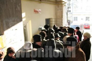 Prevăzători, pensionarii suceveni au asediat punctele de vânzare a abonamentelor TPL