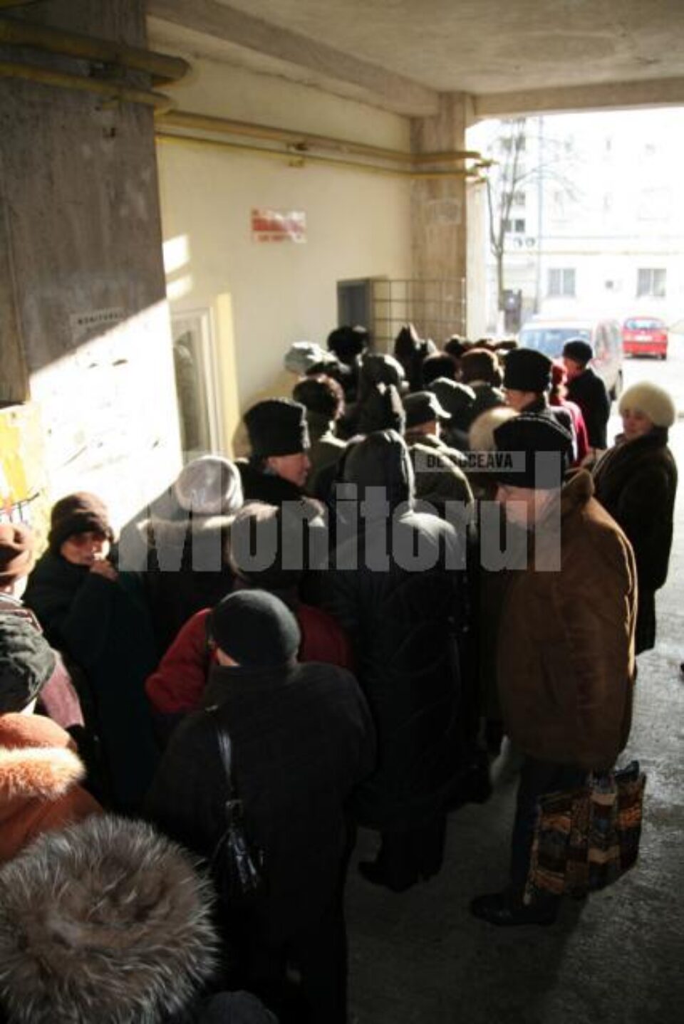 Prevăzători, pensionarii suceveni au asediat punctele de vânzare a abonamentelor TPL