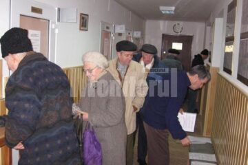 Pensionarii, la rând la ghișeul Casei de Ajutor Reciproc a Pensionarilor