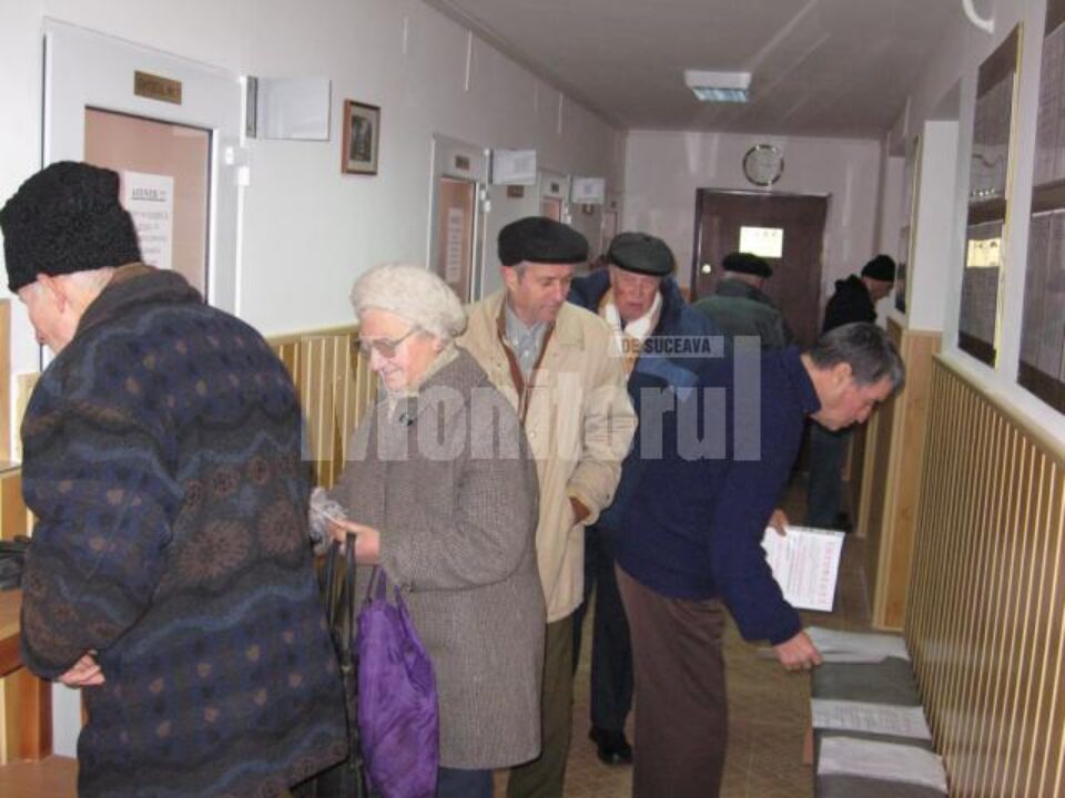 Pensionarii, la rând la ghișeul Casei de Ajutor Reciproc a Pensionarilor Pensionarii, la rând la ghișeul Casei de Ajutor Reciproc a Pensionarilor