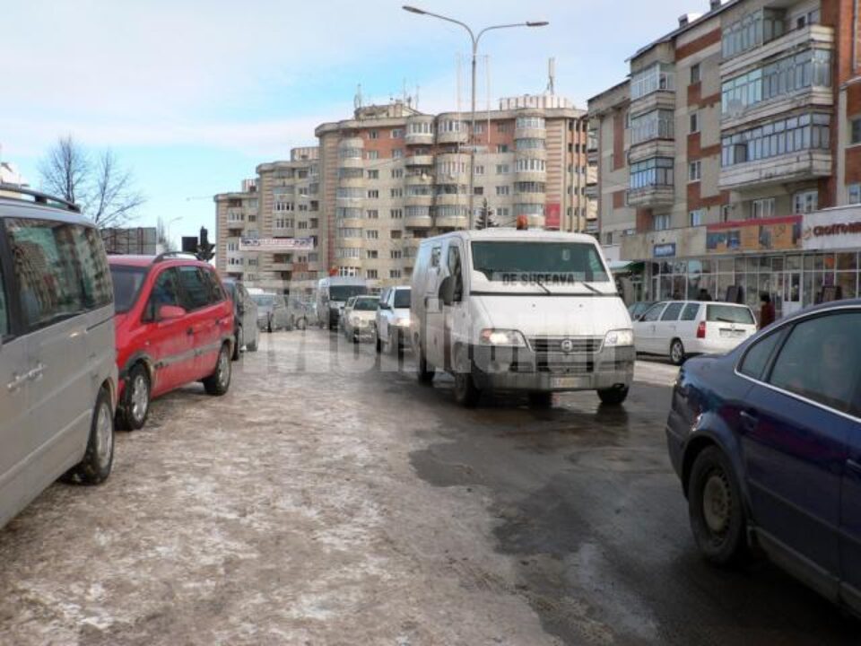 Străzile Fălticeniului au fost, ieri, de-a dreptul gâtuite de numărul mare de autovehicule