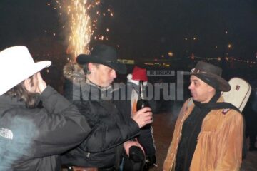Componenții Desperado au primit o sticlă de șampanie și au sărbătorit alături de fălticeneni