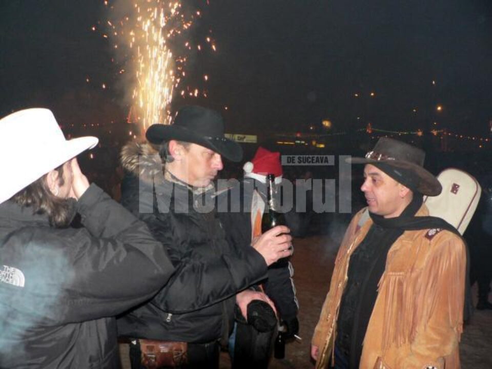 Componenții Desperado au primit o sticlă de șampanie și au sărbătorit alături de fălticeneni