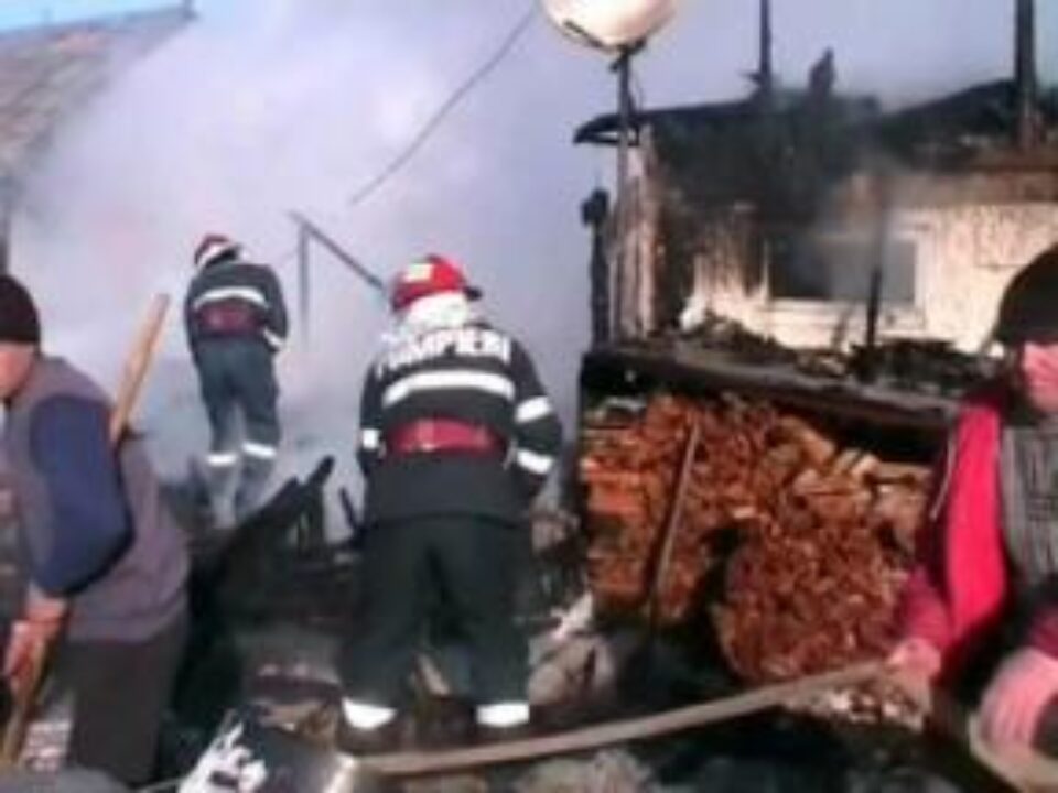 De la aragaz: Gospodărie distrusă de flăcări De la aragaz: Gospodărie distrusă de flăcări