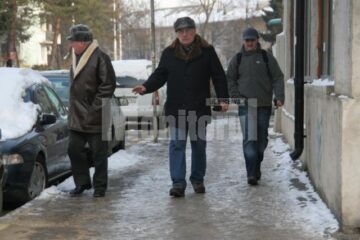 Trotuarele din municipiul Suceava nu au fost curățate de gheață