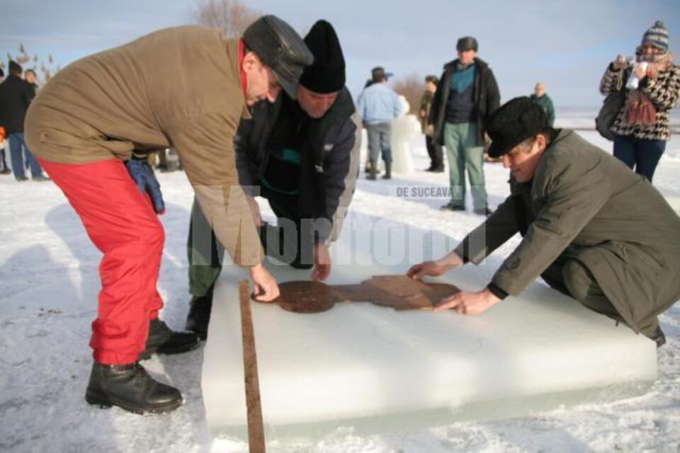 Primarul și pompierii din Bosanci dau forma crucii de gheață