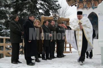 Eveniment: Mocănița și crucea de gheață, sfințite în prezența oficialităților locale