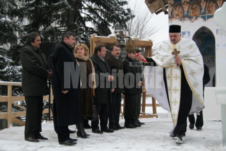 Eveniment: Mocănița și crucea de gheață, sfințite în prezența oficialităților locale