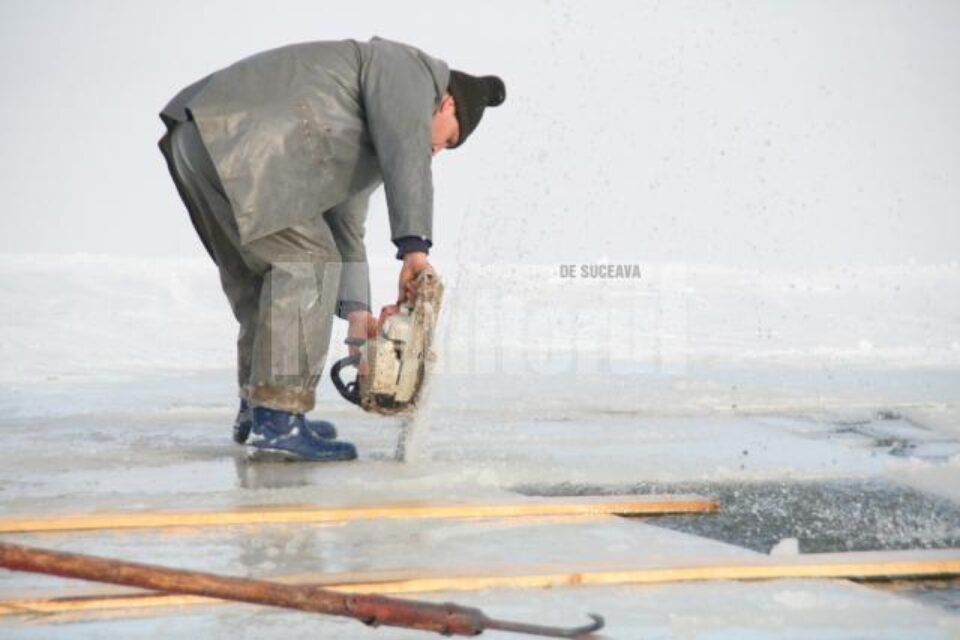 Pompierii folosesc drujba pentru a putea să decupeze mai ușor blocurile de gheață din iaz