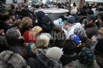 Oamenii s-au călcat pe picioare pentru a să-și umple sticlele cu Agheasmă Mare