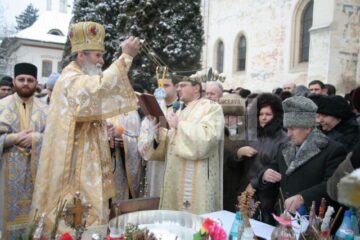 De Bobotează: Mii de suceveni au luat apă sfințită de la bisericile din Suceava