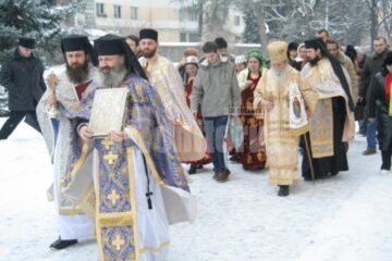 De Bobotează: Mii de suceveni au luat apă sfințită de la bisericile din Suceava