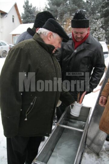 De Bobotează: Mii de suceveni au luat apă sfințită de la bisericile din Suceava