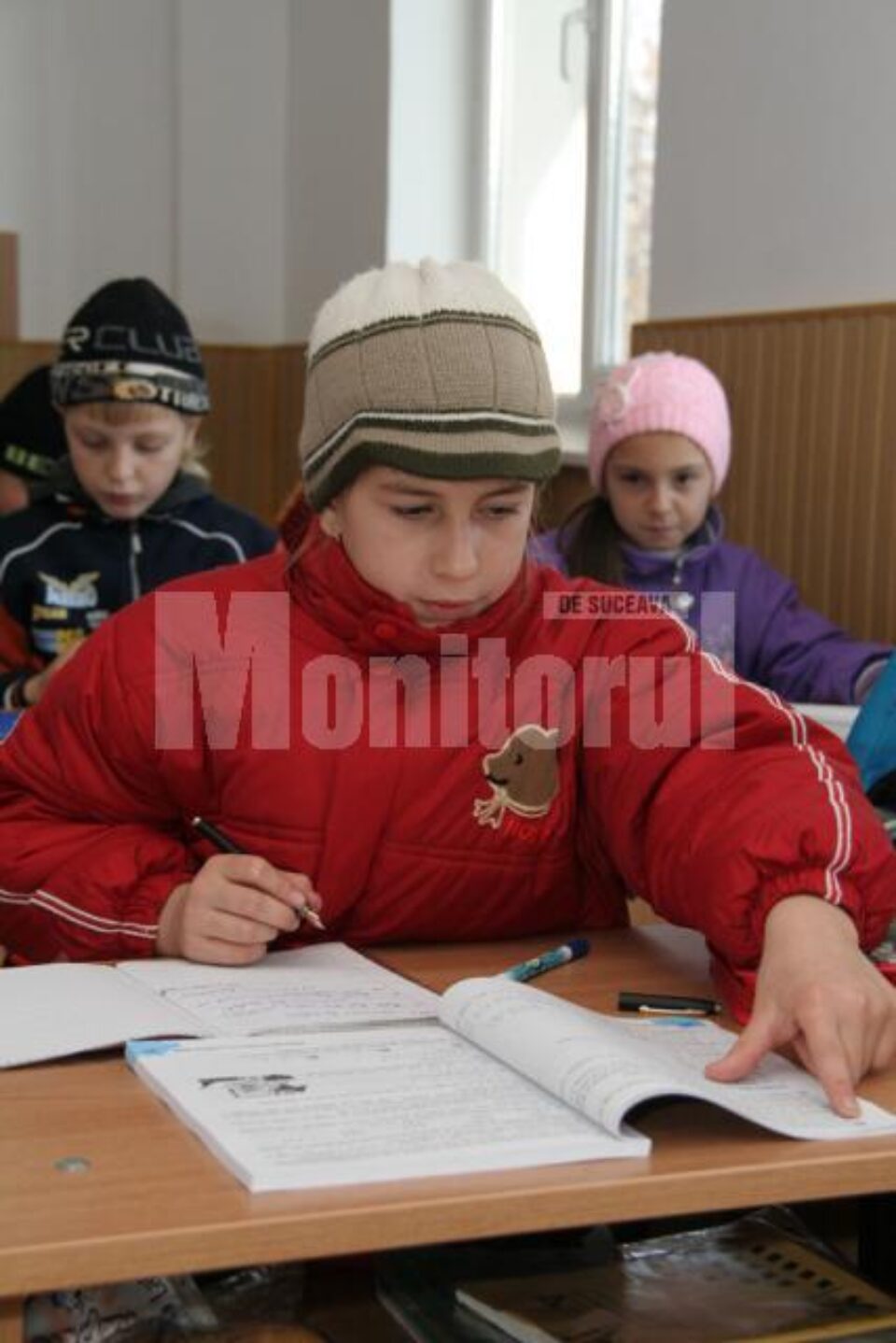 Pe un ger cumplit: Sute de elevi învață în clase încălzite cu radiatoare și calorifere electrice