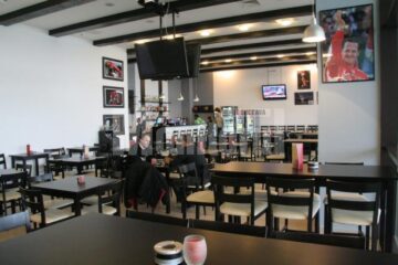 Sport Pub Penalty are 175 de locuri, iar localul dispune și de o terasă acoperită de aproximativ 200 de metri pătrați